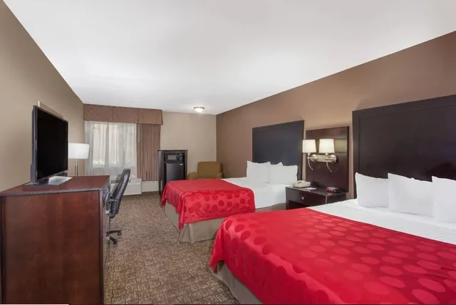 غرفة بسريرين مزدوجين، Ramada by Wyndham Fresno North 1/4