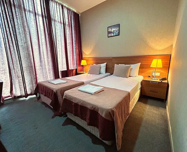 Room, Double or Twin Bed, City View, Pool Access، The Family Hotel 3/6