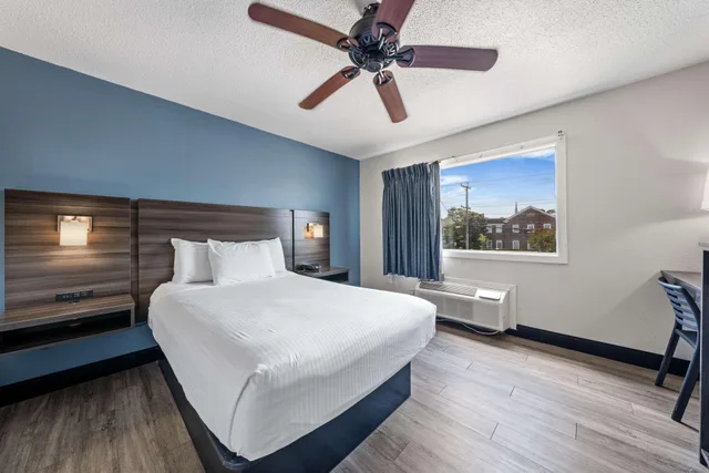 غرفة صغيرة بسرير مزدوج، SureStay Hotel by Best Western Virginia Beach Royal Clipper 3/10