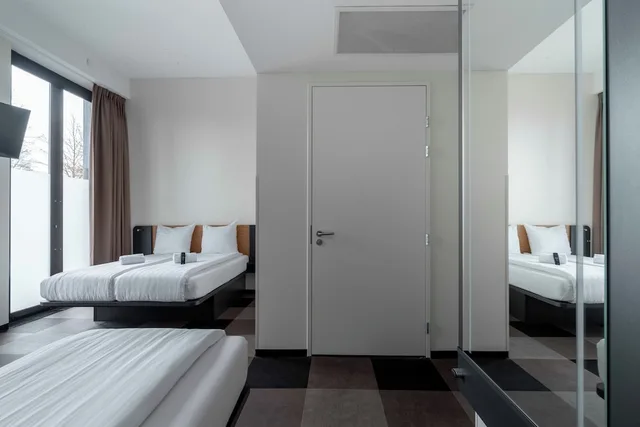 غرفة عائلية رباعية بسرير كوين وسريرين منفصلين لذوي الإعاقة، easyHotel Maastricht City Center 8/10