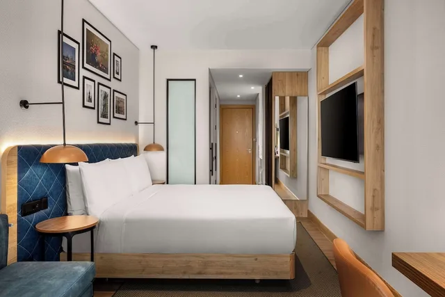 غرفة بسرير كينج بإطلالة على المدينة مع أريكة سرير في طابق مرتفع، Hilton Garden Inn Baku 2/4