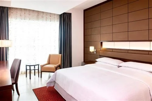 غرفة كلاسيكية بسرير كينج، Four Points By Sheraton Sharjah 1/1