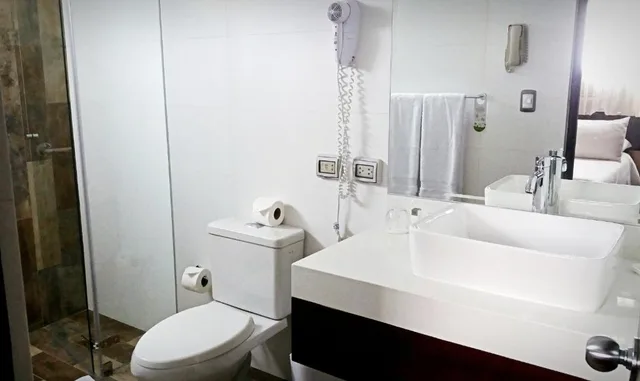 جناح جونيور بسريرين، Hotel Carrera Ex Thunderbird Hotels Carrera 2/2