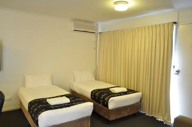 غرفة ديلوكس عائلية بسرير مزدوج وسريرين منفصلين بمطبخ صغير، ALBURY BURVALE MOTOR INN 1/2