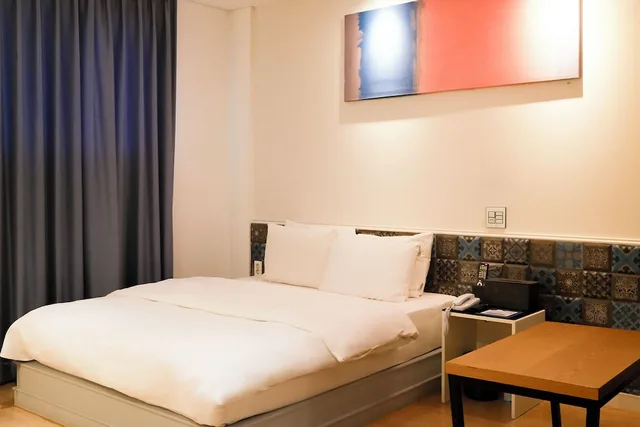 Premium, Queen Bed, Hotel Insomnia 3/10