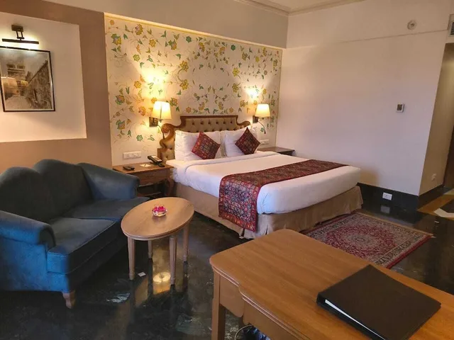 غرفة تنفيذية بسرير كينج بحوض استحمام، Indana Palace Jaipur 10/10