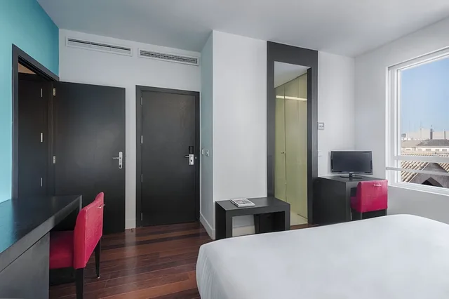 جناح جونيور بسرير كينج مع أريكة بحوض جاكوزي، Sea You Hotel Port Valencia 2/3