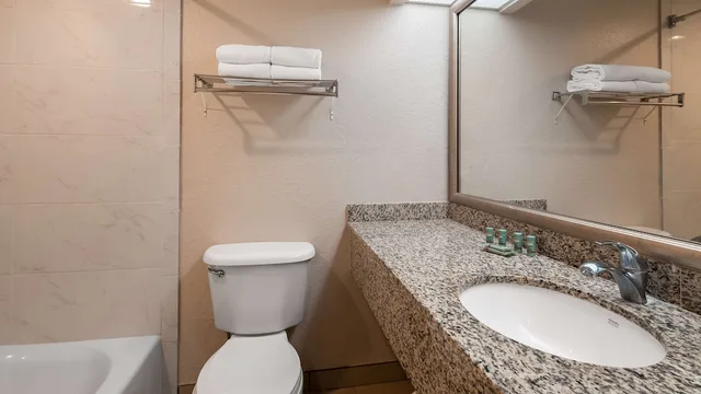 غرفة بسرير كينج وسريرين مزدوجين، Best Western Tampa 5/5