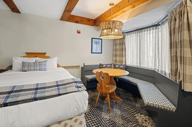 Pinnacle, 2 Queen Beds, Orchard View، Trapp Family Lodge 2/3