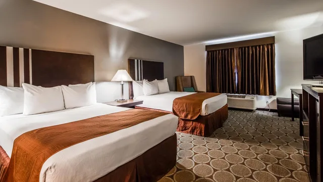 Room, King Bed, 2 Queen Beds, Best Western Pahrump Oasis 3/10