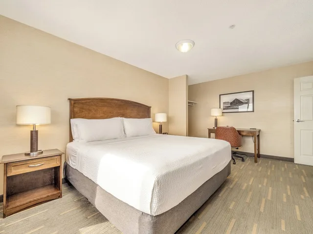 جناح بسرير كينج وسرير كوين بغرفة نوم واحدة، HOLIDAY INN LETHBRIDGE 5/10