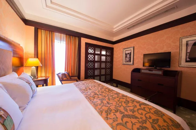 جناح بسرير كينج بإطلالة على المسبح بغرفة نوم واحدة مع دخول الصالة، Holiday Inn Kuwait 1/4