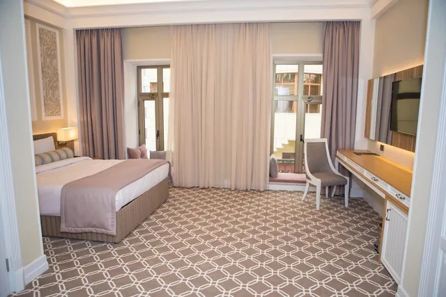 غرفة ديلوكس بسرير كينج بإطلالة على المدينة، Theatrum Hotel Baku 7/10