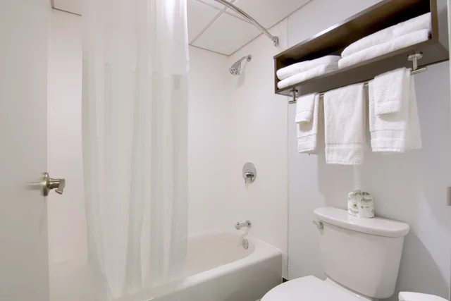 غرفة قياسية بسرير كينج، Comfort Inn & Suites Liverpool - Syracuse North 6/6