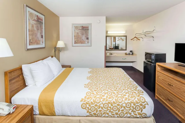 غرفة بسرير كوين، Days Inn by Wyndham Fort Wayne 4/4