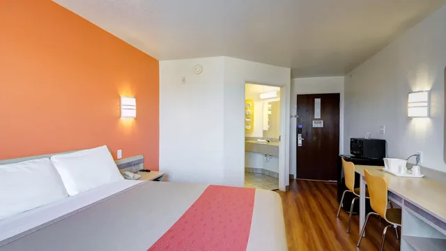غرفة قياسية بسرير كينج لذوي الإعاقة، Motel6 El Reno, OK 1/5