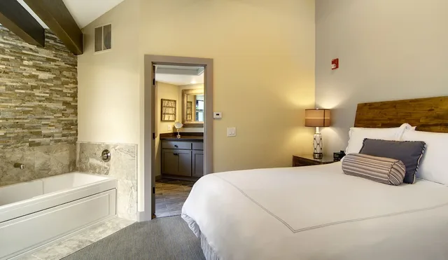 Point Montara, Suite, Queen Bed, Partial Ocean View، Cypress Inn On Miramar Beach 2/3