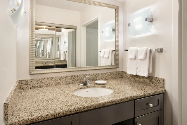 جناح بسرير كينج بغرفة نوم واحدة مع أريكة، Residence Inn by Marriott Daytona Beach Speedway/Airport 2/4