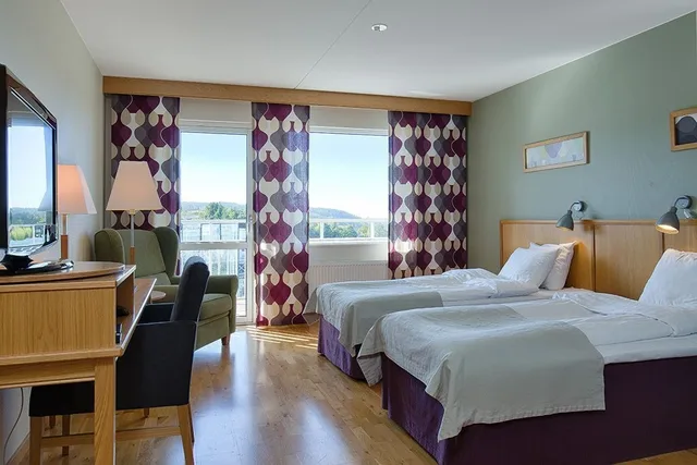 غرفة بسريرين منفصلين بشرفة، Bohusgarden Hotell & Konferens 2/3