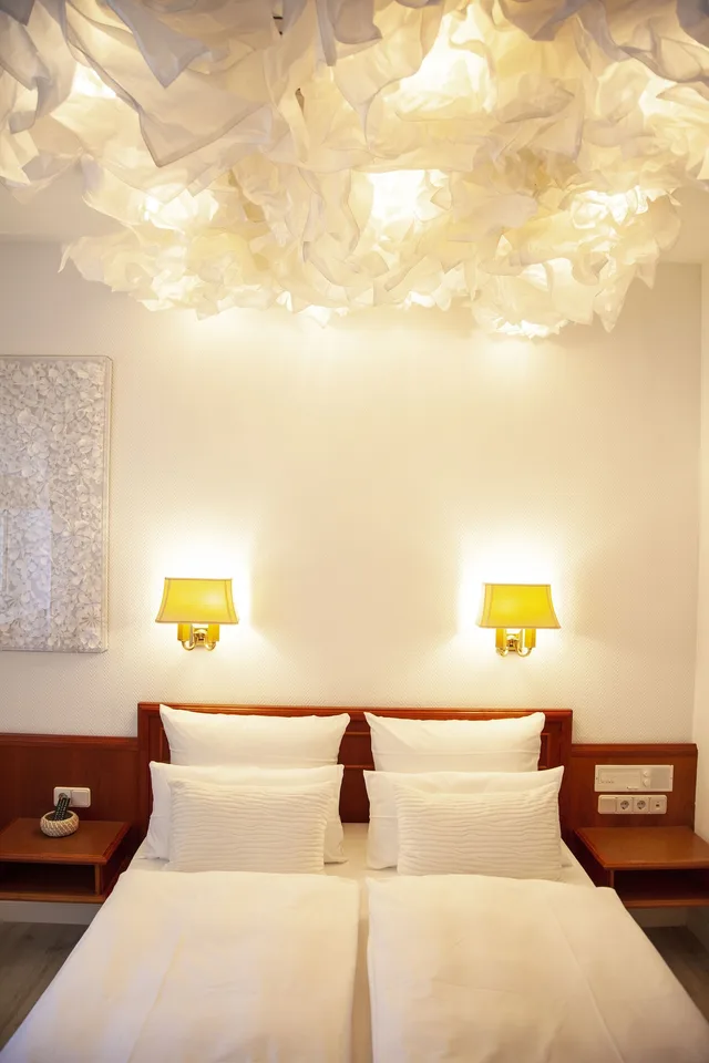 Trendy, Queen Bed، Boutique Hotel Krone Muenchen 2/9