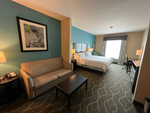 جناح بسرير كينج مع أريكة، Holiday Inn Express Suites Cuero 3/3