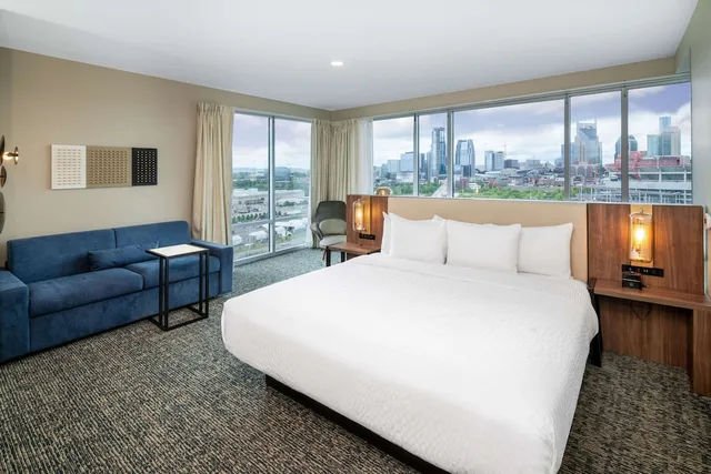 جناح استوديو ركني بسرير كينج لذوي الإعاقة، La Quinta Inn Suites By Wyndham Nashville Downtown Stadium 1/5