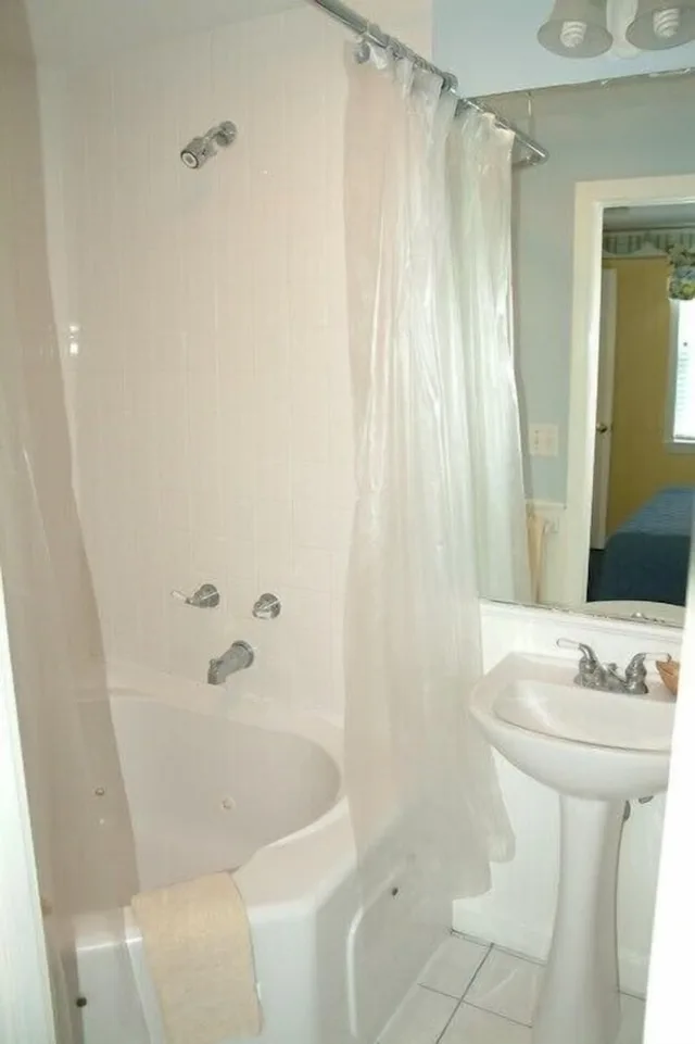 2 Bedrooms, Cottage, Queen and Twin Beds, 2 Bathrooms, Sofa، Colonial Acres Resort 8/10