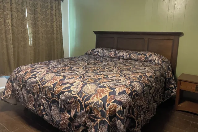 غرفة بسرير كينج لغير المدخنين، Oak Motel Modesto CA 1/10