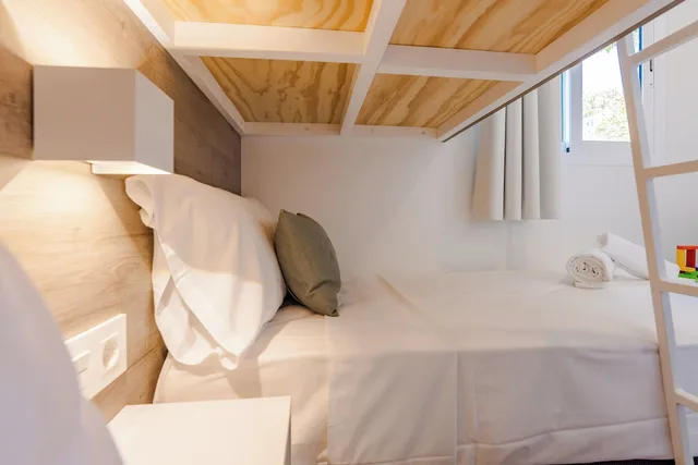 2 Bedrooms, Neri, Bungalow, 1 Queen and 3 Single Beds, Pet Friendly، Costa del Sol Glamping Village 3/9