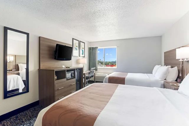 جناح بسريرين كوين، Quality Inn & Suites Ferdinand 2/5