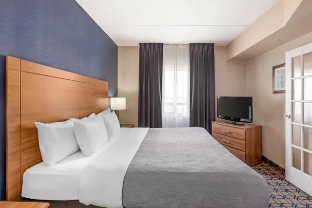 Upgrade, Suite, King Bed، Quality Suites Whitby 1/10