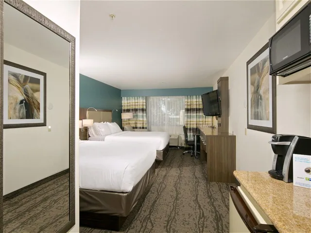 Suite, Bunk Bed, 2 Queen Beds, Extra Floor Space، Holiday Inn Express Hotel And Suites Paso Robles 5/9