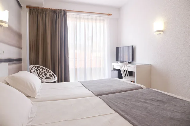 غرفة قياسية ثلاثية بثلاثة أسرّة، Volga Hotel 2/5