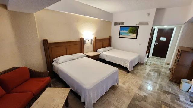غرفة قياسية بسرير مزدوج بإطلالة جزئية على البحر، Copacabana Beach Hotel Acapulco 4/7