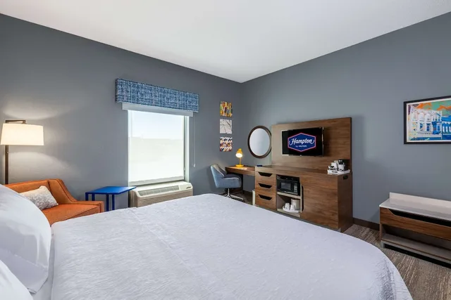 Standard, King Bed, Hampton Inn & Suites Hopkinsville 1/3
