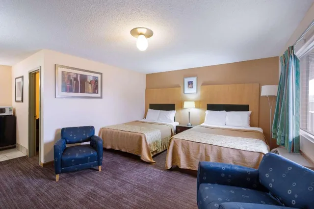 Upgrade, 3 Queen Beds، Rodeway Inn Sergeant Bluff Sioux City 2/7