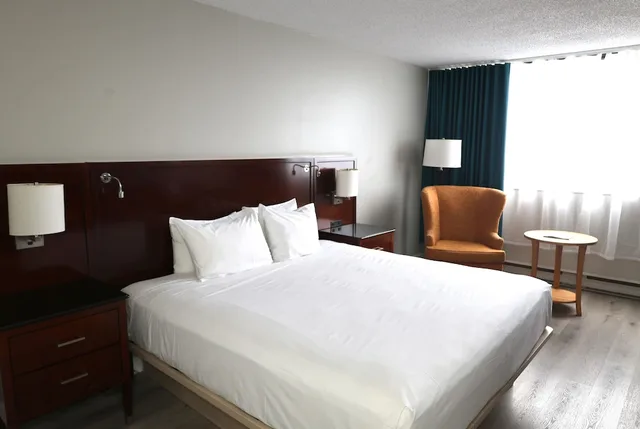 غرفة بسرير كينج في الملحق، Travelodge by Wyndham Hotel & Convention Centre Quebec City 2/7