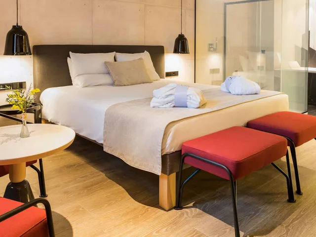 جناح جونيور، Novotel Sevilla 1/2
