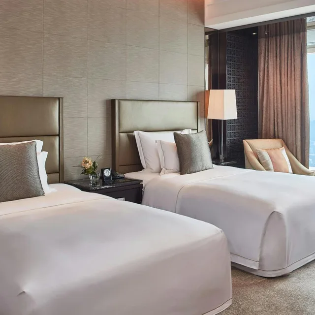 غرفة ديلوكس بسريرين منفصلين بإطلالة على البحر، The Ritz Carlton Hong Kong 2/8