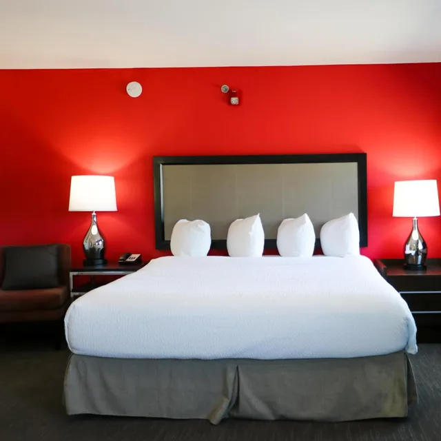 غرفة بسرير كينج بحوض استحمام لذوي الإعاقة، Ramada By Wyndham Del Rio 2/6