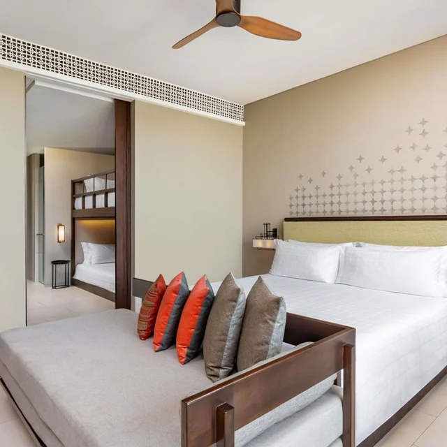 جناح عائلي بسريرين منفصلين وسرير كينج بإطلالة على البحر، Pullman Khao Lak Resort 1/6