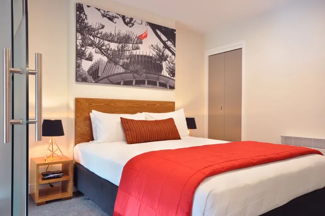 1 Bedroom, Executive, Suite, Queen Bed, North Wing، Boulcott Suites 3/8