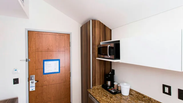 جناح بسرير كينج بإطلالة على المدينة بشرفة في الطابق العلوي، Holiday Inn Express Puerto Vallarta 4/4