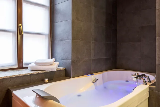 Executive, Convertible King Bed, Balcony, Bathtub، Hotel KLE BW Signature Collection 5/5