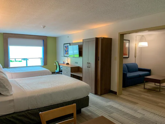 جناح بسرير كوين مع أريكة، Holiday Inn Express & Suites Lexington Dtwn Area-Keenland 4/9