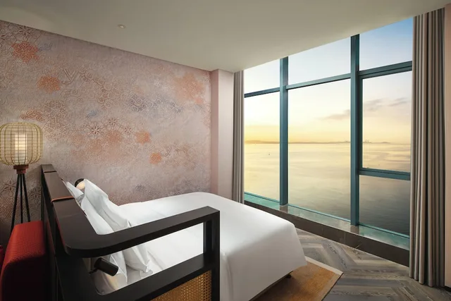 غرفة بريميوم بسرير كينج بإطلالة على البحر في طابق مرتفع، Hotel Indigo Yantai Golden Coast by IHG 2/3