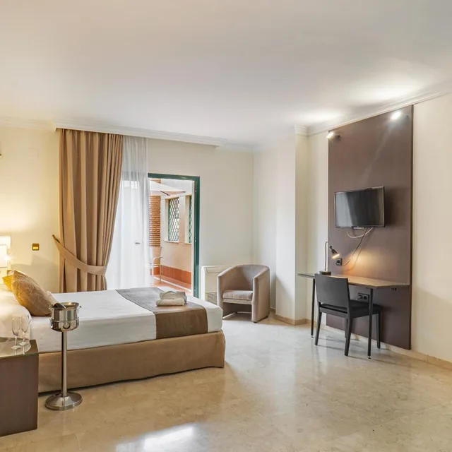جناح جونيور بشرفة، Hotel Mainake Sl 7/9