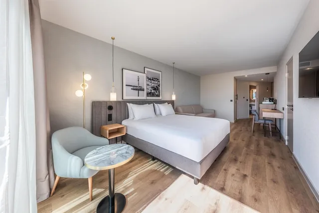 جناح جونيور بسرير كينج بإطلالة على الحديقة، Luxotel Cannes 1/4