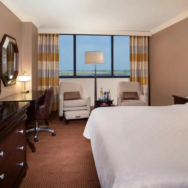 غرفة بسرير كينج في طابق منخفض، Sheraton DFW Airport Hotel 2/8