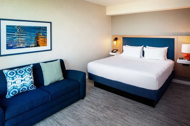 غرفة قياسية بسرير كينج مع أريكة، Hampton Inn Boston Seaport District 1/3